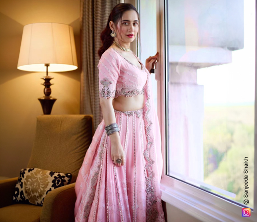  Sanjeeda Shaikh wearing a pink lehenga
