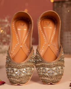 House of Vian Nihaar Gold Embellished Juttis